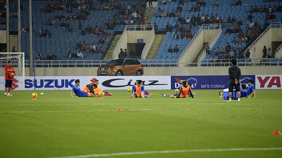 
Các cầu thủ Việt Nam khởi động trước trận đấu, ảnh: Mạnh Thắng
