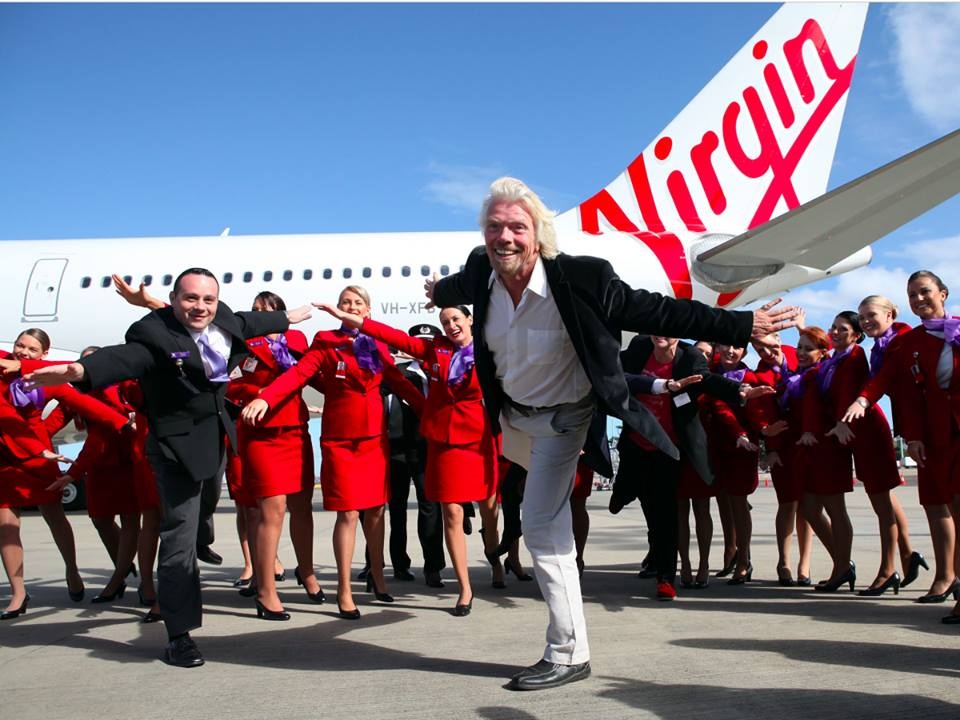 Khám phá sở thích của những tỷ phú giàu nhất thế giới - 7
Richard Branson- ông chủ tập đoàn Virgin chụp hình cùng các nhân viên của mình.