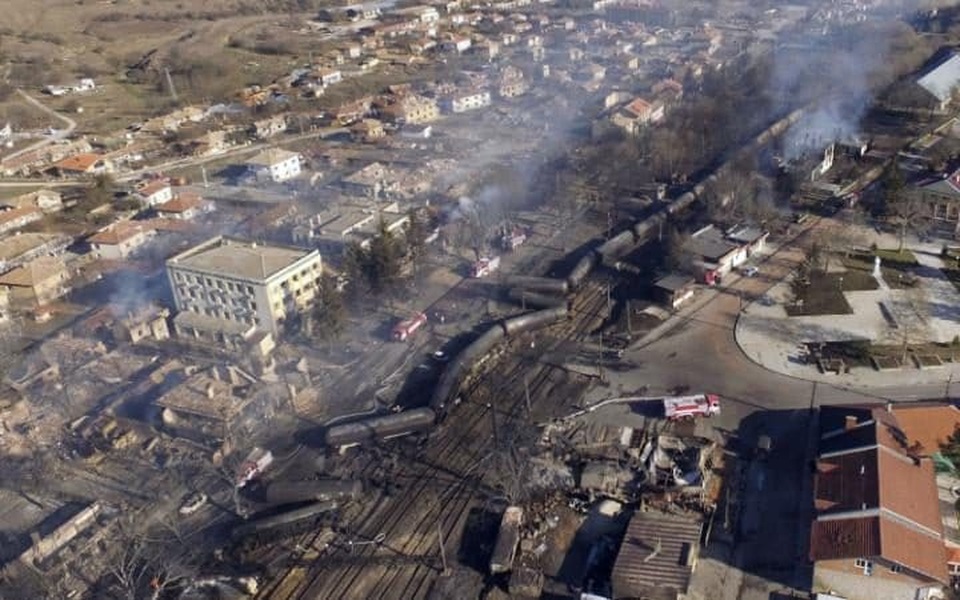 
Hiện trường vụ tai nạn tàu chở hàng bị chật đường ray và phát nổ tại làng Hitrino, đông bắc Bulgaria. (Ảnh: Getty)
