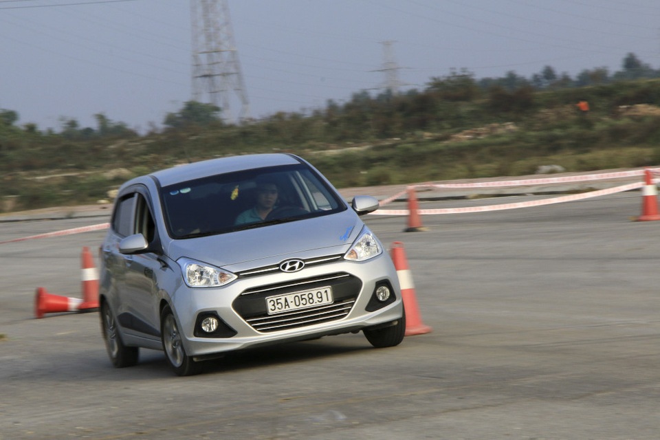 Grand i10 Club Việt Nam - Kết nối yêu thương - 10
Hyundai Grand i10 đang là chiếc xe đang dẫn đầu không chỉ trong phân khúc xe cỡ nhỏ mà còn chiếm vị trí số 1 về doanh số tại thị trường Việt Nam với tổng doanh số 3 năm từ 2014 đến 2016 đạt hơn 50.000 xe bán ra. Phiên bản Hyundai Grand i10 với lợi thế rộng rãi, giá bán hợp lí, có xuất xứ nhập khẩu nguyên chiếc được trang bị nhiều tính năng hiện đại, vận hành bền bỉ đã trở thành sự lựa chọn hàng đầu của nhiều khách hàng.
