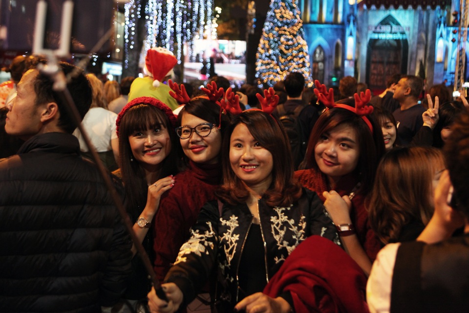 
Nhóm bạn trẻ chụp ảnh selfie, lưu lại không khi đêm Giáng sinh.

