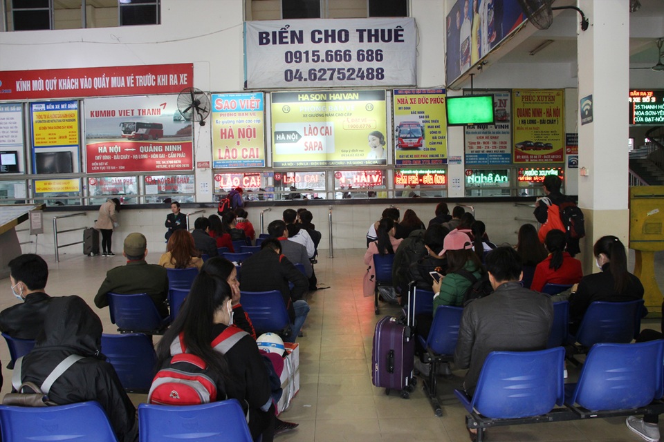 Bến xe Mỹ Đình vắng vẻ lạ thường ngày đầu nghỉ Tết - 6
Nhà chờ bến xe Mỹ Đình khá thưa thớt, không quá tải như thường thấy trong các dịp lễ tết.