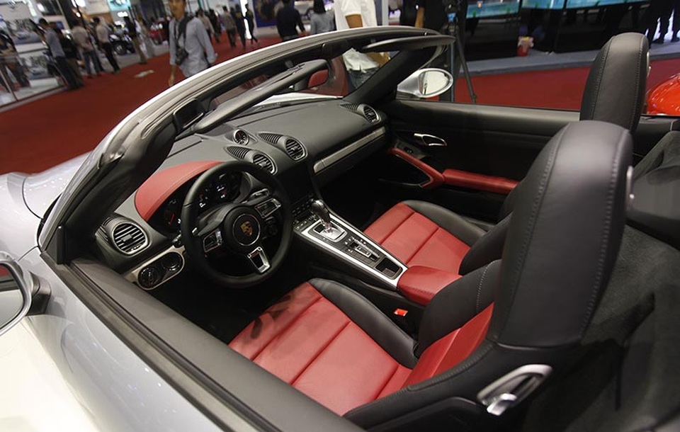 Panamera thế hệ thứ hai - Ngôi sao sáng của Porsche tại VIMS 2016 - 11
Vận tốc tối đa của 718 Boxster là 275 km/giờ, động cơ phẳng bốn xy-lanh với hộp số PDK có chỉ số tiêu thụ nhiên liệu NEDC chỉ ở mức 6,9 lít/100 km (giảm 1,0 lít/100 km), lượng khí thải CO2 158 g/km.