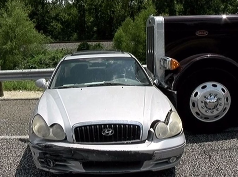 Xe 18 bánh ủn xe con, tài xế không hay biết - 2