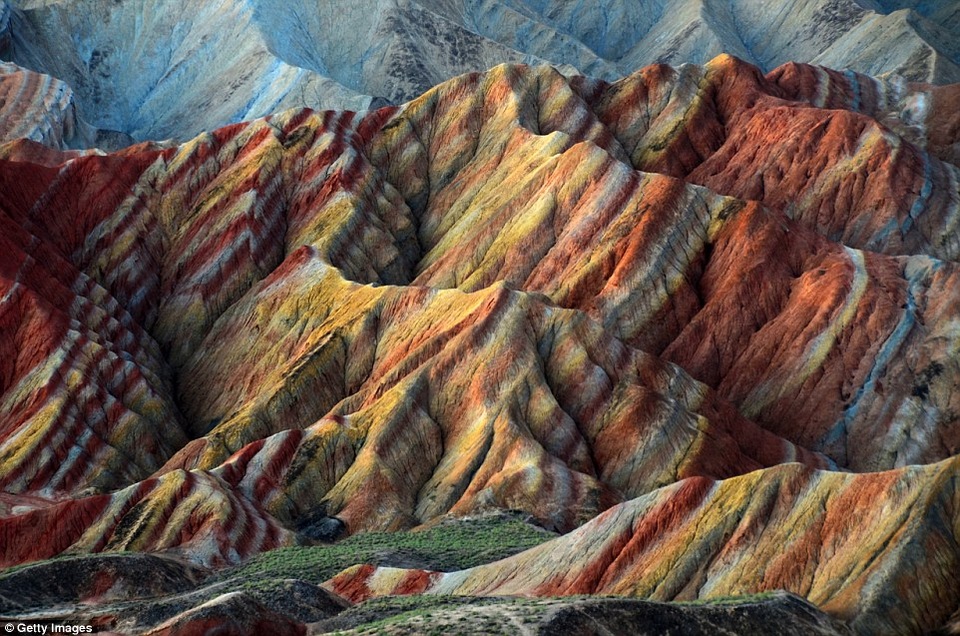 Tới thăm công viên địa chất Zhangye Danxia ở Cam Túc, nhiều du khách sẽ thích thú với những núi đá nhiều màu sắc và hình thù kỳ lạ. Đây là kết quả của hàng triệu năm tích tụ sa thạch đỏ và các trầm tích trở nên khô cằn, oxy hóa. Theo mưa gió thời gian xói mòn đã tạo hình cho núi đá, khiến chúng mang nhiều hình dạng khác nhau như thung lũng, thác nước hay cột đá.