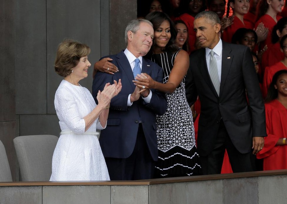 Những hình ảnh thế giới ấn tượng tuần qua - 1
Đệ nhất phu nhân Mỹ Michelle Obama ôm cựu Tổng thống George W. Bush khi họ cùng tham gia lễ khai trương bảo tàng đầu tiên về người Mỹ gốc Phi tại thủ đô Washington. (Ảnh: Reuters)