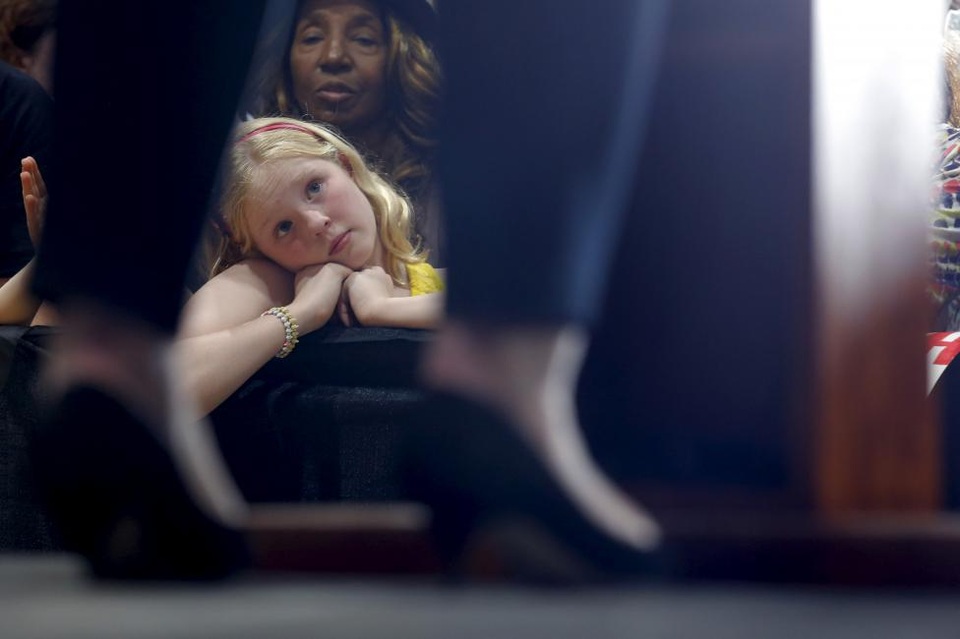 
Một bé gái chăm chú nghe bà Clinton phát biểu tại Durham, North Carolina.
