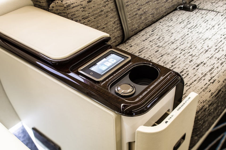 Cận cảnh chiếc chuyên cơ 20 triệu USD của ngôi sao điện ảnh Thành Long - 7