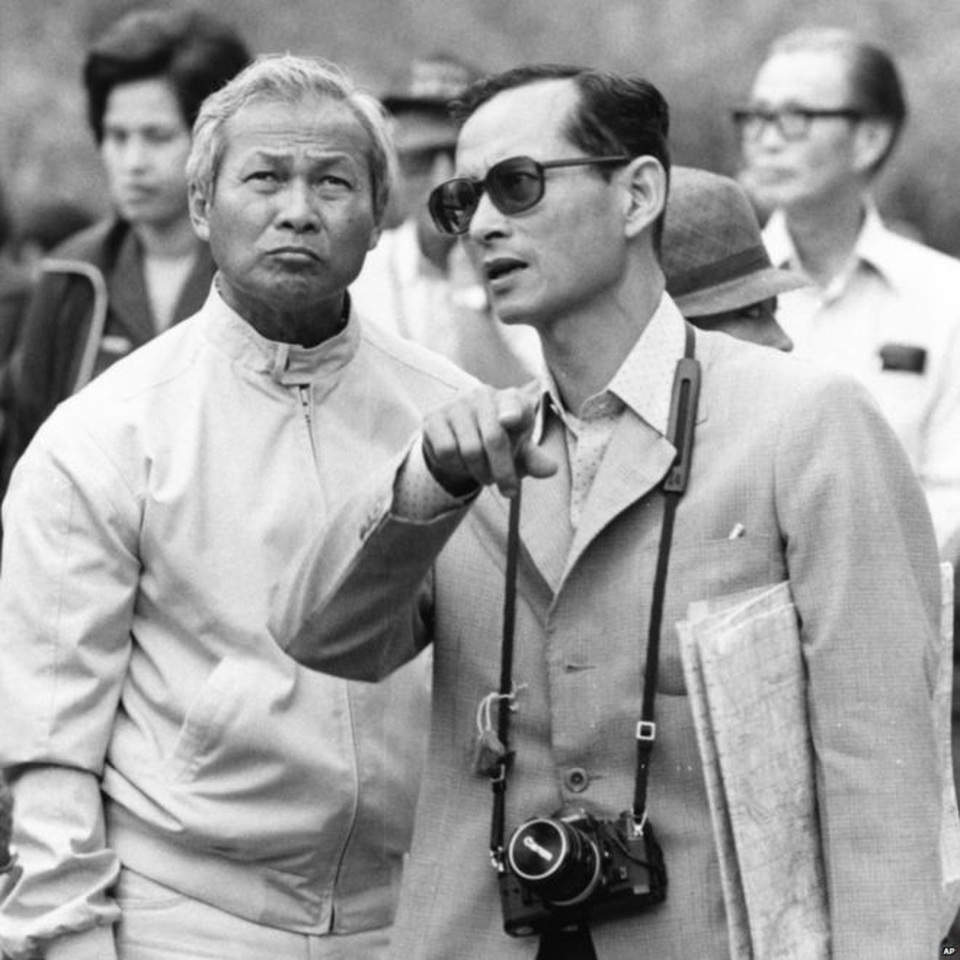 Cuộc đời nhà vua trị vì lâu nhất thế giới - 8
Vào năm 1981, Quốc vương đã phản đối một nhóm các sĩ quan quân đội tiến hành một cuộc đảo chính nhằm chống lại thủ tướng và cũng là một người bạn của ông, Tướng Prem Tinsulanond (trái). Những người trung thành với Quốc vương sau đó đã giành lại Bangkok. (Ảnh: AP)