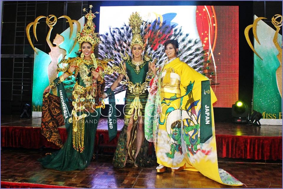 Ngắm những bộ trang phục dân tộc đẹp nhất cuộc thi Hoa hậu Trái đất - 9 
Ba hoa hậu giành huy chương vàng, bạc và đồng phần thi trình diễn trang phục dân tộc của nhóm thí sinh khu vực châu Á và Châu Đại Dương