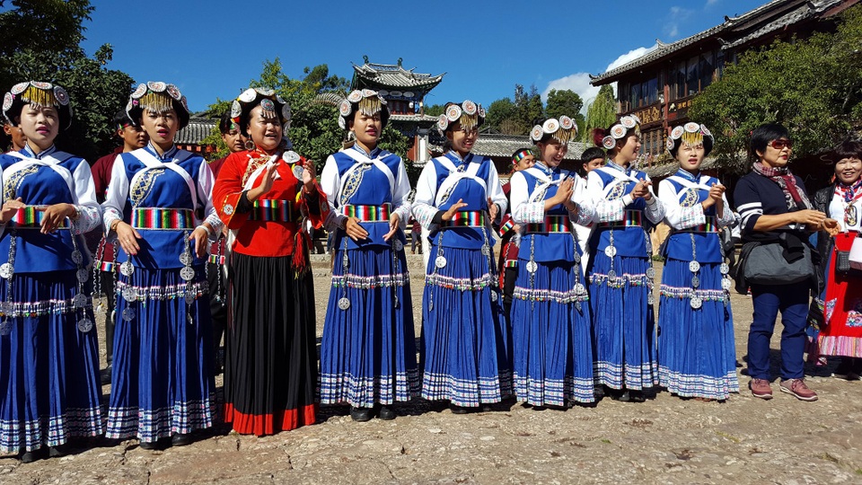 “Xuyên không” về dĩ vãng với Lệ Giang - 9 Trang phục Naxi của các thiếu nữ hôm nay.
