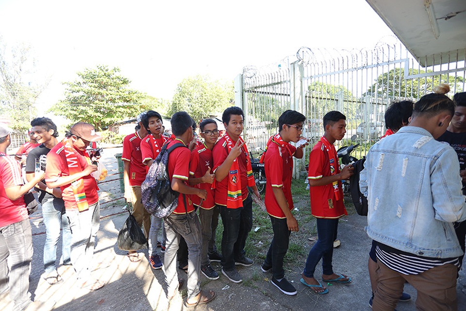 CĐV Myanmar ùn ùn kéo tới sân Thuwana tiếp lửa đội nhà - 8