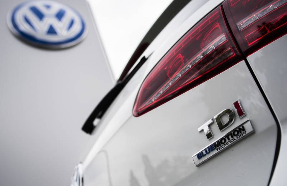 Không dễ nhập khẩu ô tô - 7
Volkswagen đã xác nhận rằng hãng sẽ không bán xe động cơ diesel tại thị trường Mỹ nữa. Đây là quyết định ảnh hưởng từ vụ bê bối gian lận khí thải của tập đoàn ô tô Đức nổ ra từ tháng 9 năm ngoái.
