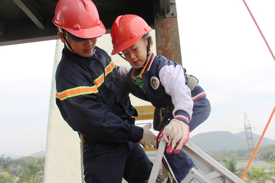 "Thót tim" với trải nghiệm làm lính cứu hỏa của học sinh tiểu học - 9 "Thót tim" với trải nghiệm làm lính cứu hỏa của học sinh tiểu học - 9