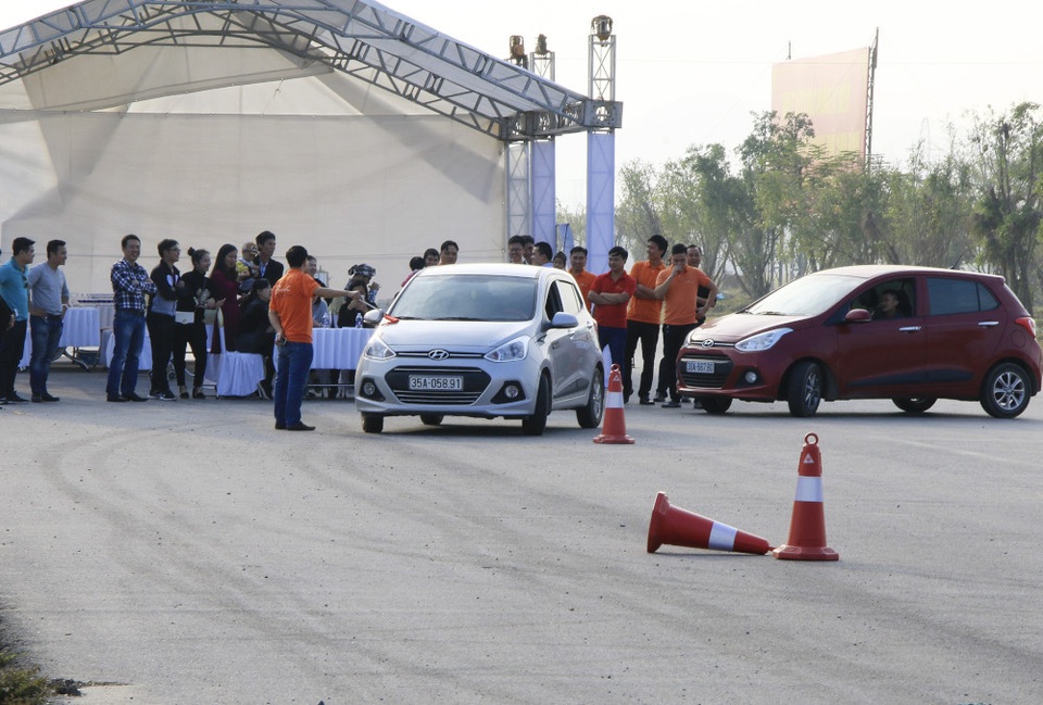 Grand i10 Club Việt Nam - Kết nối yêu thương - 8
Trong đó phần thi Gamecar với những yêu cầu người tham gia thể hiện sức khỏe (kéo xe i10 trên quãng đường 50m), kĩ năng lái xe thuần thục và an toàn (chạy xe theo track, bấm giờ tính thời gian cùng lượng tiêu thụ nhiên liệu) đã diễn ra sôi động và được mọi người hưởng ứng.