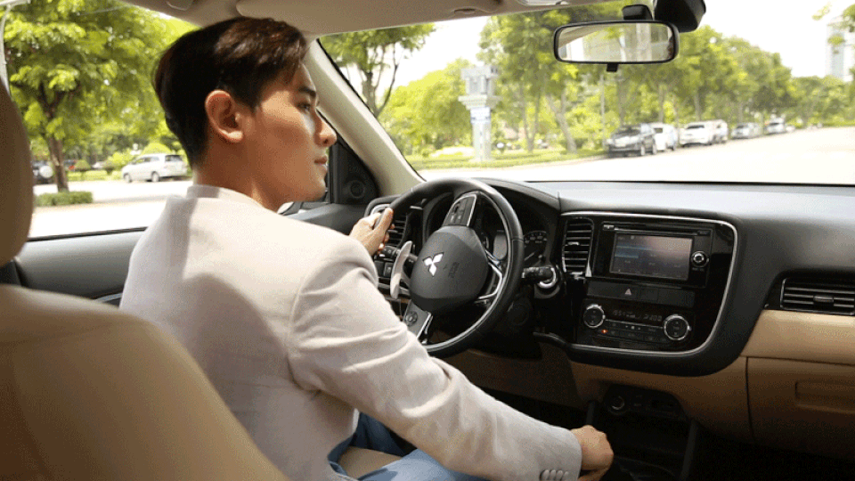 Mitsubishi Outlander mới - Cùng nhịp đập năng động mỗi ngày - 2
Cabin được thiết kế rộng rãi, với ghế lái chỉnh điện 8 hướng, hệ thống điều hòa 2 vùng độc lập, hệ thống âm thanh cùng màn hình hiển thị đa thông tin (MID)