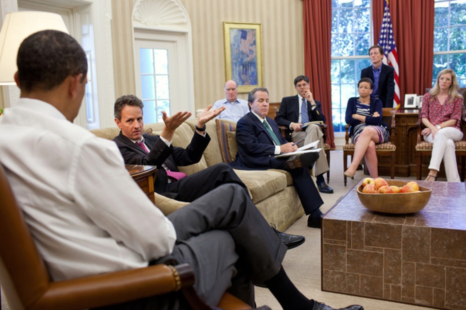 Những khoảnh khắc hậu trường "đắt giá" của Tổng thống Obama - 9
Ông Obama họp với các quan chức cấp cao vào một ngày Chủ nhật ở phòng Bầu dục tháng 7/2011.