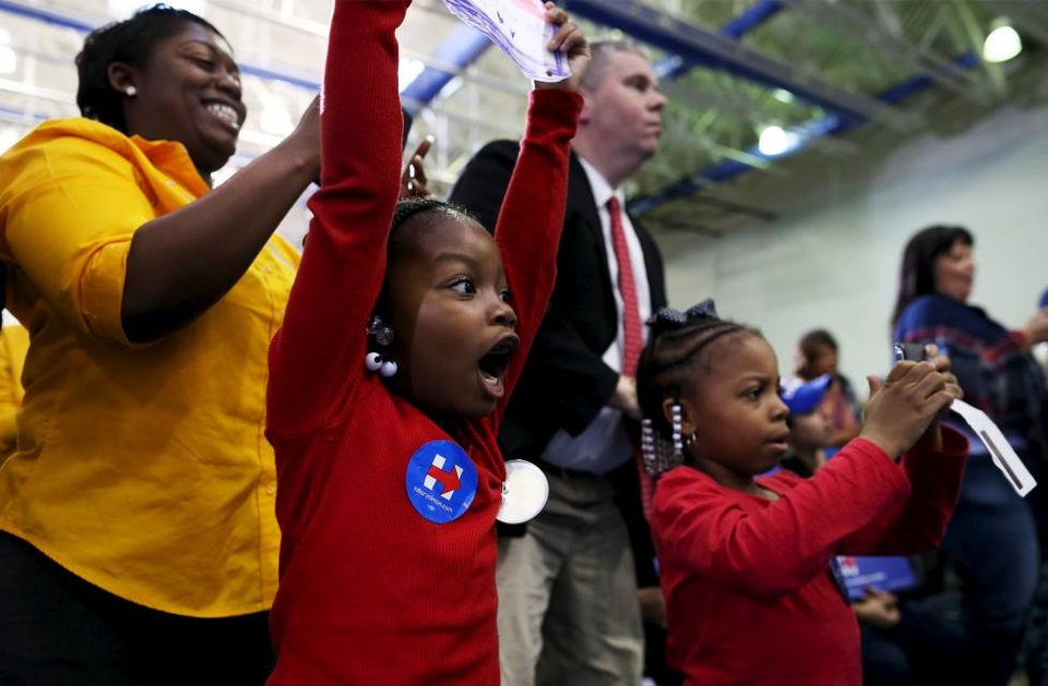 
Bé gái Kayla Johnson, 6 tuổi, cùng mẹ Andrea và bạn gái London Walters tham gia một cuộc vận động của bà Clinton tại Sumter, South Carolina.
