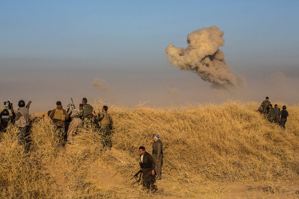 Chiến sự ác liệt tại thành trì của phiến quân IS ở Iraq - 7
Khói bốc lên từu một khu vực gần ngôi làng Badana Pichwk do IS kiểm soát. (Ảnh: New York Times)