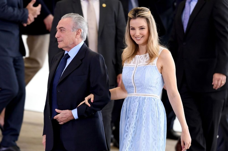 Những "bóng hồng" nổi tiếng phía sau các nguyên thủ thế giới - 11 
Tổng thống Brazil Michel Temer và phu nhân Marcela. (Ảnh: AFP)