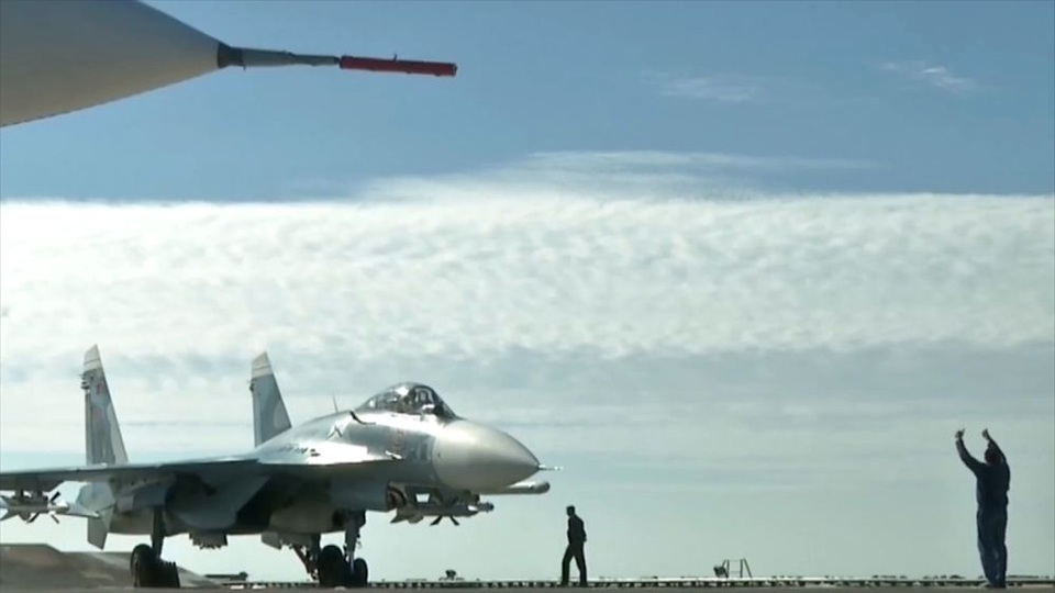 Tàu sân bay, tàu khu trục Nga phô diễn sức mạnh ngoài khơi Syria - 9
(Ảnh: Bộ Quốc phòng Nga/Sputnik)