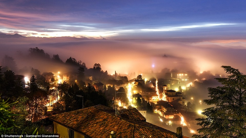 Thành phố Bergamo của Italia bỗng trở nên đẹp đến mê hoặc khi bao phủ bởi lớp sương mù dày đặc.