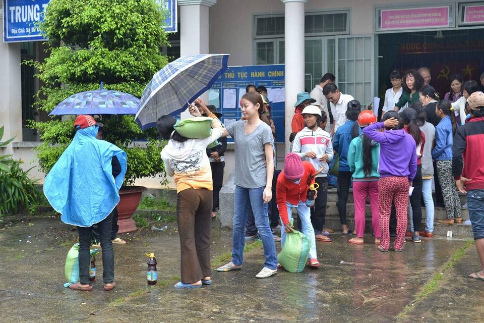 Hoa hậu Hải Dương – Hậu duệ dòng họ Công Tằng Tôn Nữ với trái tim nhân ái cao cả - 2
HH Hải Dương làm từ thiện tại Khánh Sơn. Vô cùng giản dị và gần gũi, cô sẵn sàng nhường chiếc ô của mình để che cho bà con ở đây.