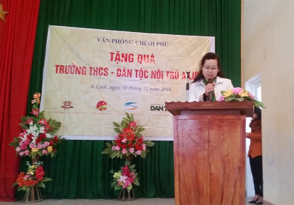 Huế: Trao tặng hơn 300 suất quà giúp học sinh nghèo huyện A Lưới - 2 Bà Phạm Thị Thu Hà, Vụ trưởng Vụ Kế hoạch Tài chính – Văn phòng Chính phủ phát biểu tại buổi lễ