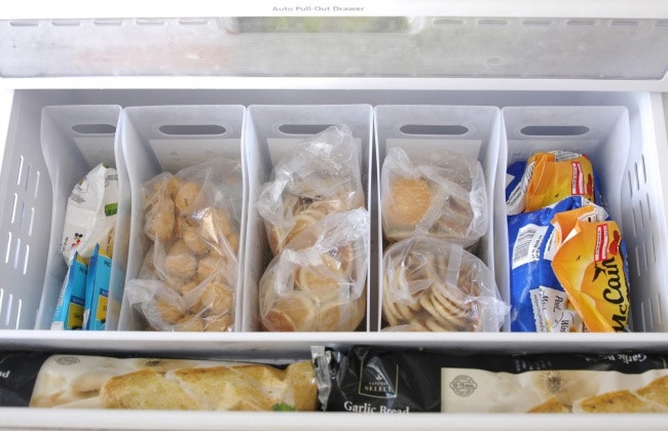 
Bố trí các ngăn riêng biệt trong tủ đá, thực phẩm sẽ không còn lộn xộn và dễ dàng được tìm kiếm.
