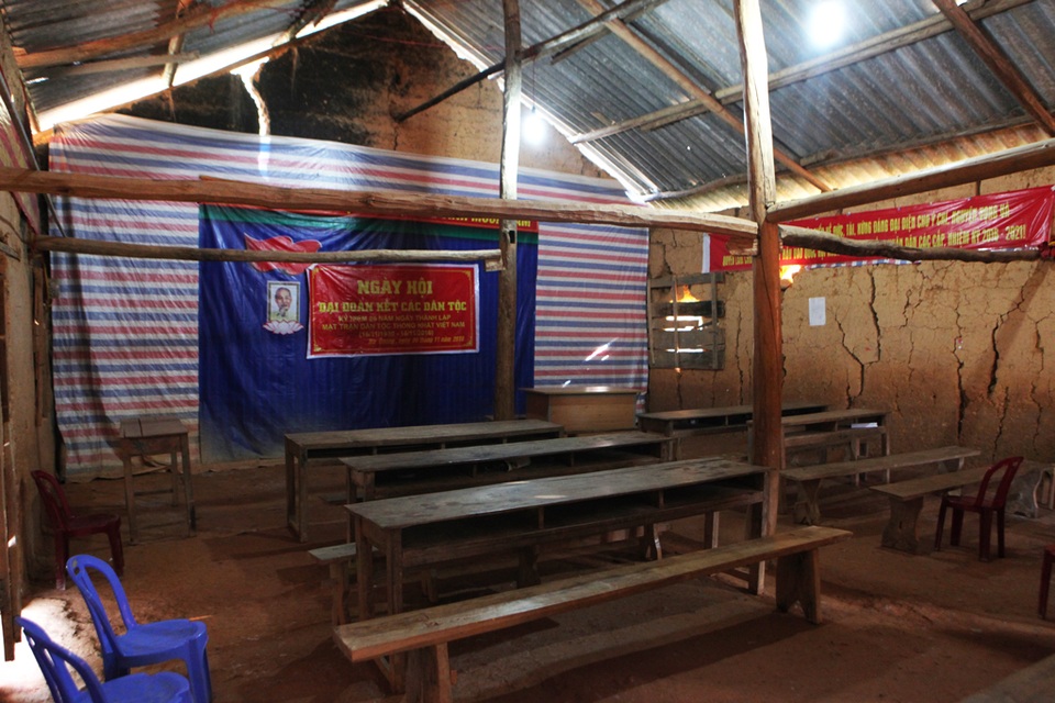 Xót xa lớp học đắp bằng đất của học trò nghèo vùng cao Hà Giang - 4
Phòng học đắp bằng đất được kèo chống bằng những cột gỗ, tạm bợ, nhếch nhác đến đáng thương
