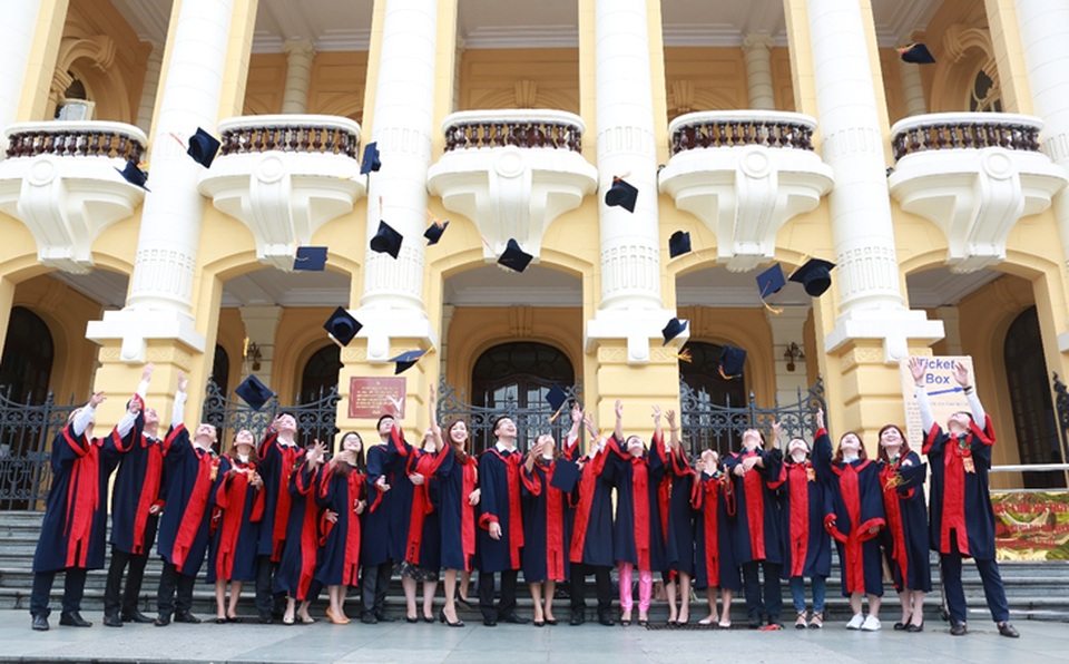 Tân Thạc sỹ của chương trình Thạc sỹ Tài chính và Đầu tư khóa 3 rạng rỡ trong ngày nhận bằng tốt nghiệp.