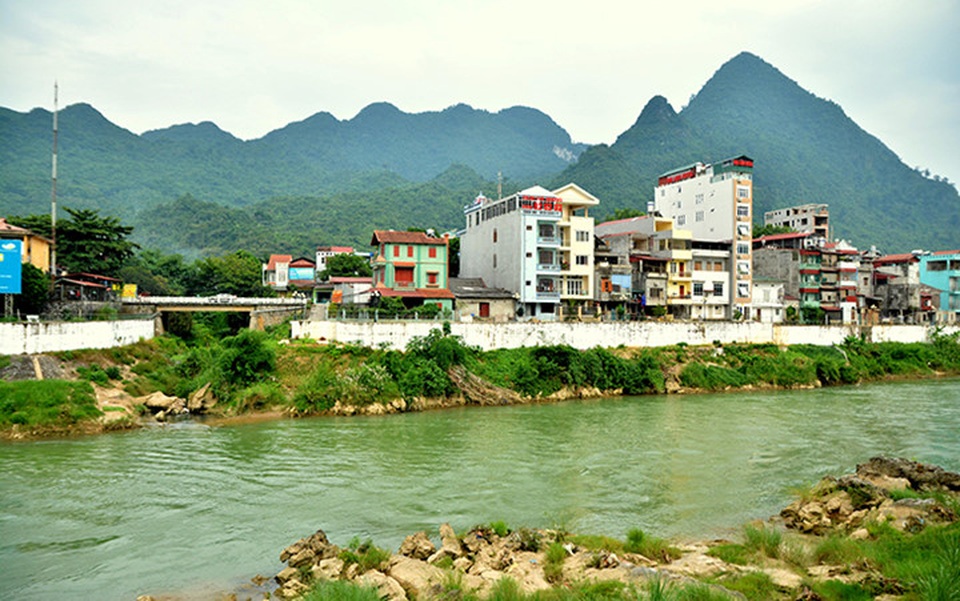 Thị trấn Đồng Văn vào mùa đẹp nhất ở Hà Giang - 2
Sau 20 km tương đối bằng phẳng là đèo Cổng Trời Quản Bạ sừng sững chào mời với độ dốc lớn khiến xe phải bò số 1, số 2. Đứng trên Cổng Trời Quản Bạ, du khách sẽ chẳng khó nhận ra thị trấn Tam Sơn giàu có trải rộng giữa lòng thung lũng. Những mái nhà tầng, biệt thự mọc lên san sát nhau kéo dài đến tận chân núi. (Ảnh: Thị trấn Tam Sơn)