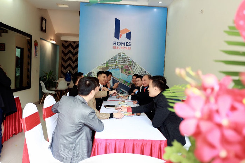Homes Real Estate tưng bừng khai trương văn phòng giao dịch thứ 8 tại thành phố Bắc Ninh - 2 Ông Cao Việt Hùng – TGĐ Sàn giao dịch Homes Real Estate trò chuyện cùng các khách mời trong buổi lễ khai trương văn phòng Homes tại Bắc Ninh