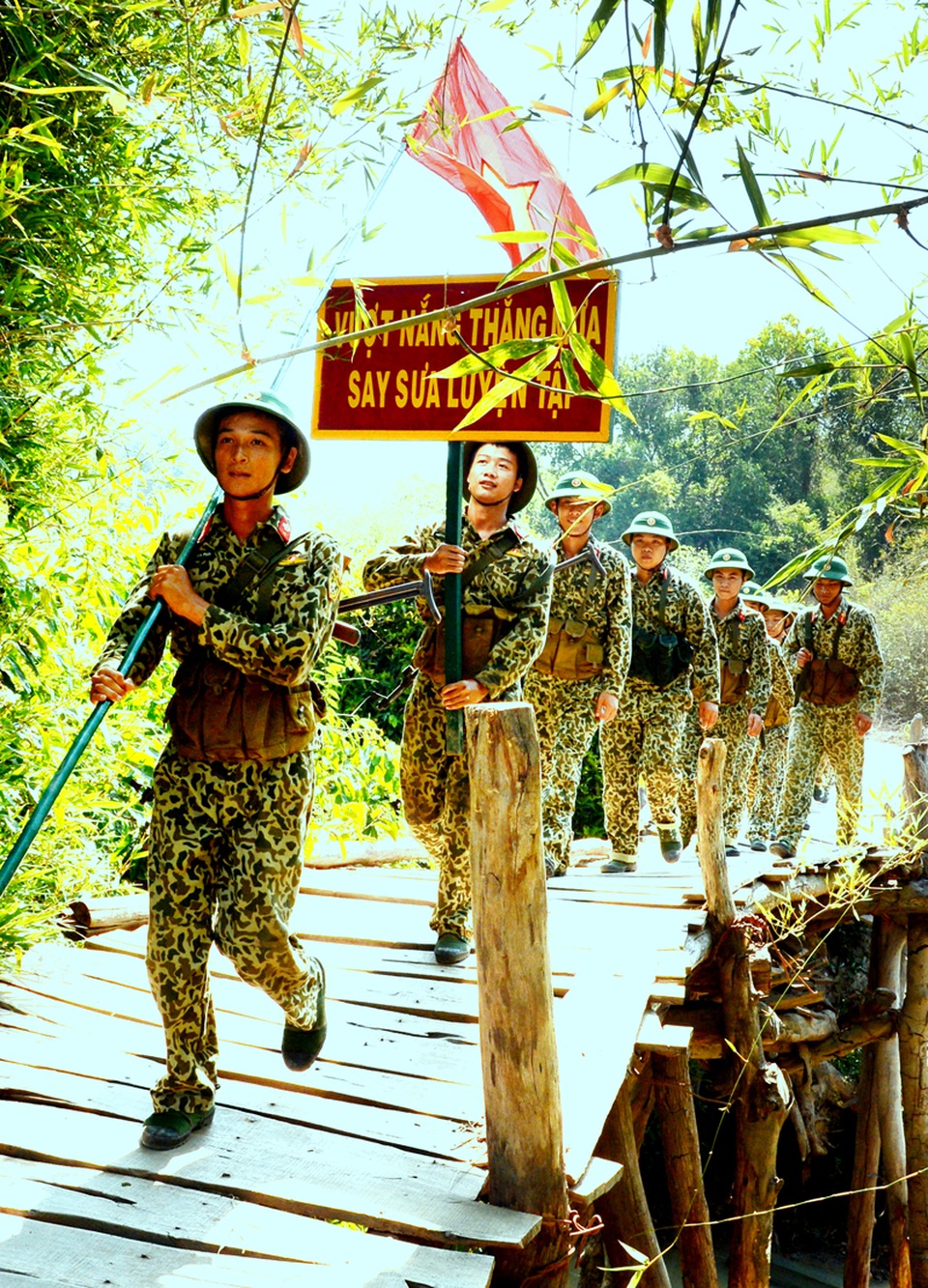 Xem những bài tập "luồn sâu đánh hiểm" của bộ đội đặc công - 1 Xem những bài tập "luồn sâu đánh hiểm" của bộ đội đặc công - 1