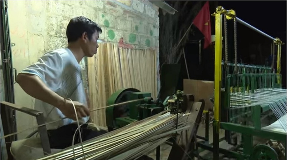 Độc đáo với công nghệ máy dệt mành cọ dùng cho các làng nghề thủ công - 2
Điểm đột phá của giải pháp công nghệ mới này chính là tác giả đã thiết kế chế tạo máy vót và máy dệt gắn sát vào nhau, tạo nên một quy trình vót và dệt liên hoàn