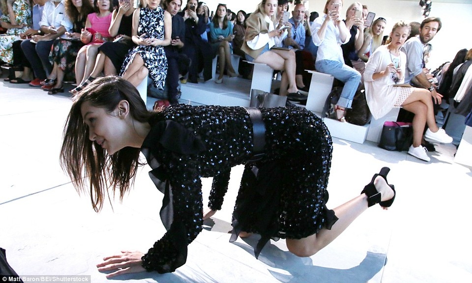 Siêu mẫu gợi cảm ngã nhoài trên sàn catwalk - 5
Bella Hadid đã có rất nhiều lời mời trình diễn tại tuần lễ thời trang New York lần này