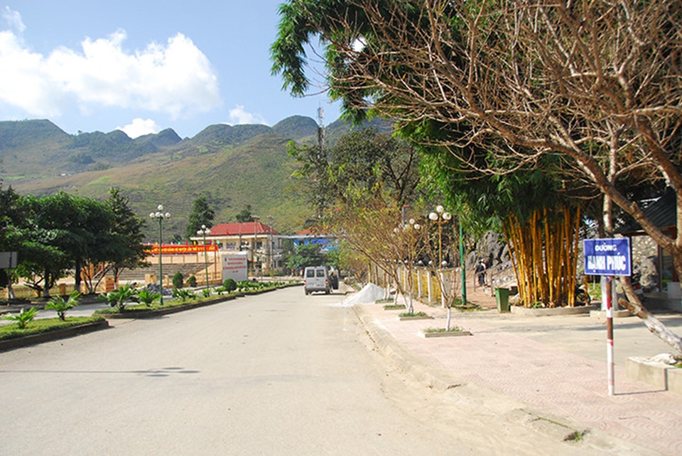 Thị trấn Đồng Văn vào mùa đẹp nhất ở Hà Giang - 3
Trước khi có con đường Hạnh Phúc, từ mạn Quản Bạ ngược về phía biên giới gần như bị chia cắt với miền xuôi bởi Cổng Trời. (Ảnh: Đoạn đầu tiên của con đường Hạnh Phúc)