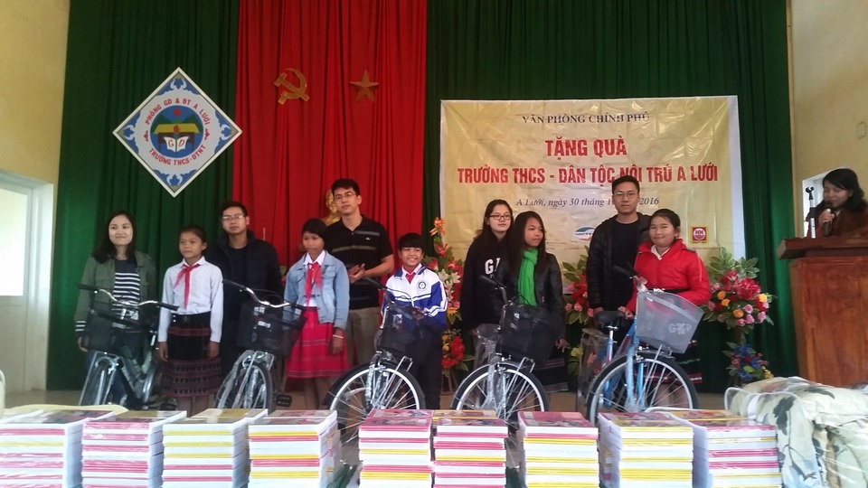 Huế: Trao tặng hơn 300 suất quà giúp học sinh nghèo huyện A Lưới - 4 Những chiếc xe đạp được các bạn du học sinh trao tặng đến các em