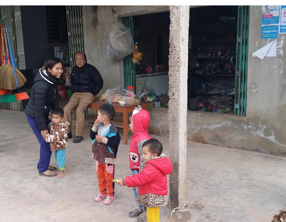 Nghi trường mầm non mua thịt bẩn, gần 200 phụ huynh không cho con tới lớp - 2 Do nghi ngờ nhà trường mua thịt bẩn để nấu ăn cho con nên gần 200 học sinh được phụ huynh cho con nghỉ học để phản đối.