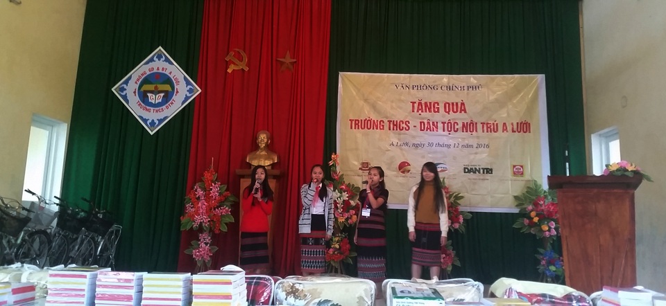 Huế: Trao tặng hơn 300 suất quà giúp học sinh nghèo huyện A Lưới - 5 Tiết mục “Hello Việt Nam” được các em học sinh vùng cao trường THCS Dân tộc Nội trú A Lưới biểu diễn gửi tặng các nhà tài trợ