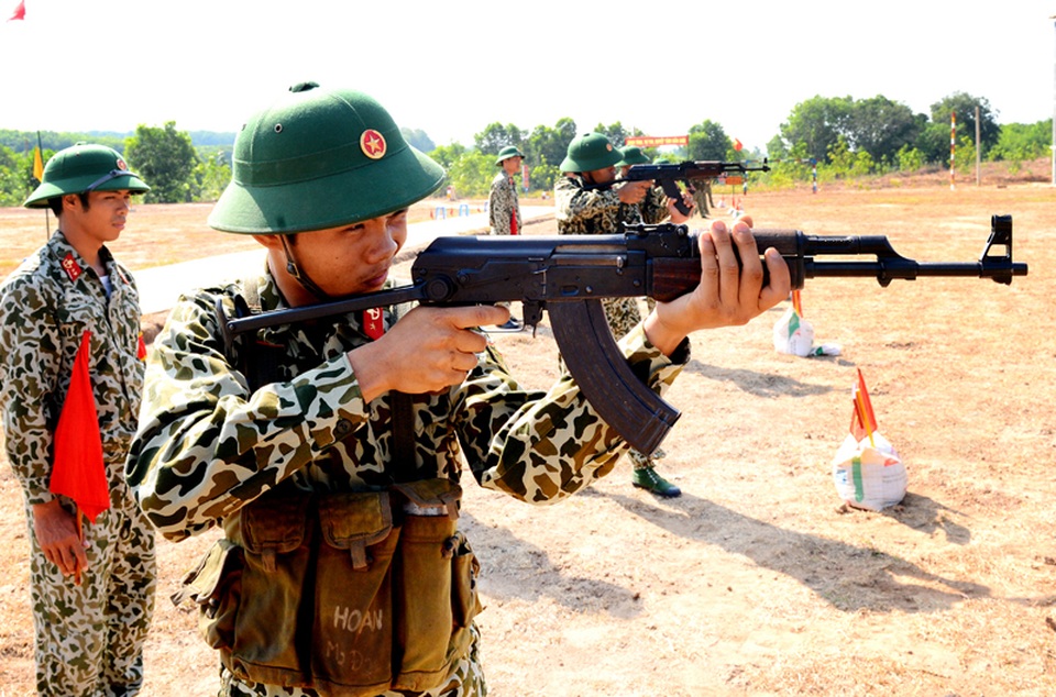 Xem những bài tập "luồn sâu đánh hiểm" của bộ đội đặc công - 11
Đường ngắm cơ bản ở tư thế đứng bắn.