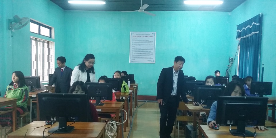 Huế: Trao tặng hơn 300 suất quà giúp học sinh nghèo huyện A Lưới - 6 20 máy tính trao tặng đã được các em sử dụng có hiệu quả