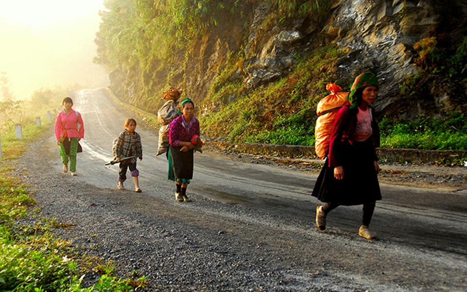 Thị trấn Đồng Văn vào mùa đẹp nhất ở Hà Giang - 7
Đèo Mã Pì Lèng là đoạn đèo hiểm trở dài khoảng 20 km, có độ cao khoảng 1.200m nằm trên con đường mang tên Đường Hạnh Phúc. đoạn đèo vượt Mã Pí Lèng được các thanh niên xung phong làm trong 11 tháng. Đi trên những đoạn đèo dốc chốc chốc lại bắt gặp cảnh bình yên dưới lòng thung lũng. (Ảnh: Những người Phụ nữ Hmong đi chợ sớm trên cổng trời Quản Bạ)