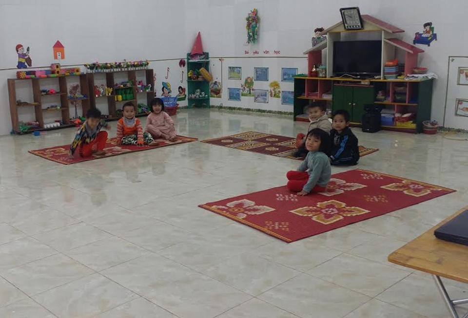 Nghi trường mầm non mua thịt bẩn, gần 200 phụ huynh không cho con tới lớp - 3 Phân hiệu 2 của trường mầm non Cẩm Thịnh có bình quân khoảng 31 cháu/lớp. Tuy nhiên, sáng ngày 29/12, mỗi lớp chỉ có khoảng 5-6 cháu được phụ huynh cho tới trường.