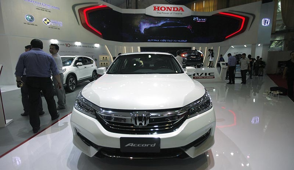 Honda Civic - Khẳng định sức mạnh thương hiệu - 13
Honda Accord sử dụng động cơ 2.4L i-VTEC ứng dụng EARTH DREAMS TECHNOLOGY, được trang bị hệ thống hỗ trợ lái xe tiết kiệm nhiên liệu ECO Assist, lẫy chuyển số thể thao và chế độ kiểm soát hành trình (Cruise control) được tích hợp trên vô lăng.
