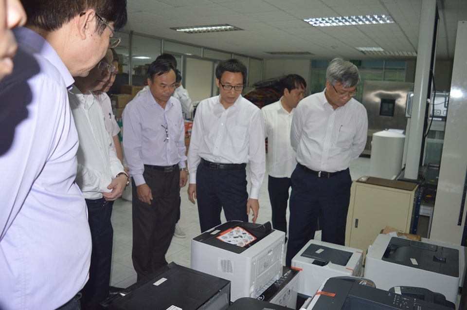"Đơn đặt hàng" đặc biệt của Phó Thủ tướng Vũ Đức Đam - 4
Phó Thủ tướng Vũ Đức Đam kiểm tra khu đánh giá, kiểm định sản phẩm trước khi làm việc chính thức ở Tổng cục Tiêu chuẩn Đo lường Chất lượng