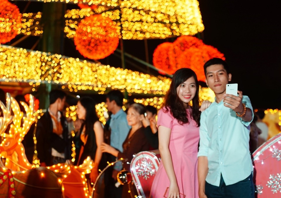 Hé lộ điểm đón đêm Noel độc đáo tại Sài Gòn - 1 Trang trí lung linh được nhiều bạn trẻ đưa vào khung hình