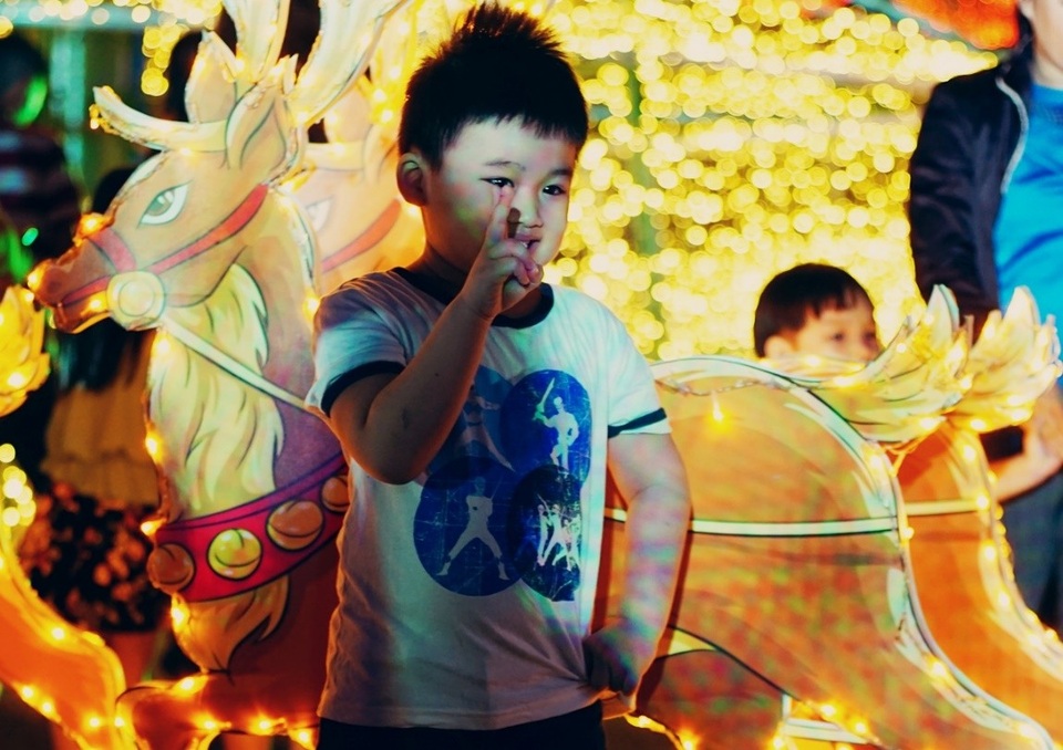 Hé lộ điểm đón đêm Noel độc đáo tại Sài Gòn - 2 Các bé cũng thích thú được chụp ảnh Giáng sinh với trang trí đẹp mắt