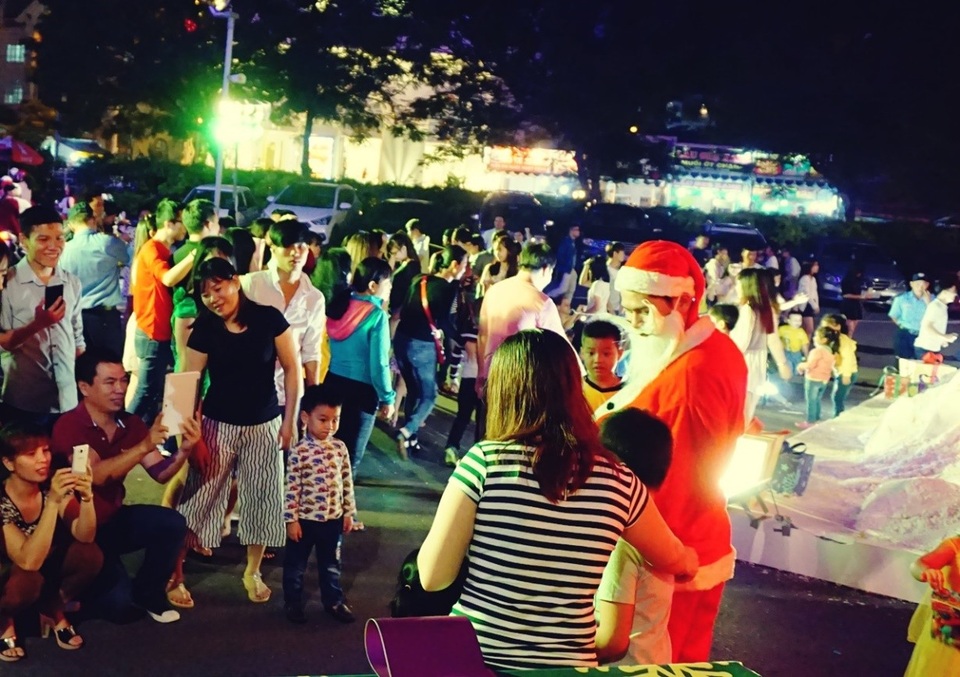 Hé lộ điểm đón đêm Noel độc đáo tại Sài Gòn - 3 Mọi người hào hứng được giao lưu cùng ông già Noel