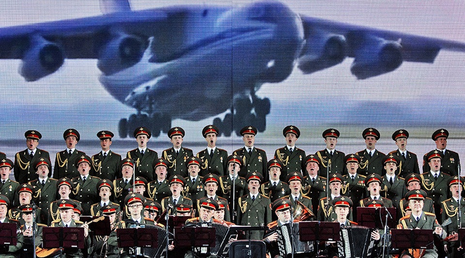 
Đoàn ca nhạc Alexandrov Ensemble trong một lần biểu diễn (Ảnh: Sputnik)
